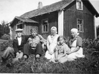 mokkilassa  Mökkilässä. Martti Oksanen, Martti Kattelus, Olga Oksanen, Anna Kattelus ja tunnistamaton.