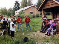 Ponkkala(52)  Vuonna 1984 puretun Ponkkalan vanhan talon hirsistä rakennetun savusauna Tuprulan avajaisissa vasemmalta Sami Jokinen (niska kameraan päin) lasista hörppää Esko Ponkkalan vaimo Terttu Ponkkala (o.s. Jokinen), kaksi tunnistamatonta, Sirkka-Liisa Räisänen (o.s. Ponkkala, s. 1949, kasvot kameraan päin), Esko Ponkkala, tunnistamaton, Veikko Ponkkala (s. 1952), Jaakko Ponkkala (s. 1951) (molemmilla punaiset paidat), Teuvo Räisänen, Antero Ponkkala (s. 1946), Eila Ponkkala (25.3.1941 - 20.8.2010) ja Vuokko Jokinen. Takana Ponkkalan uusi talo (rak. 1984).