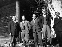 Joukkola(56)  Vasemmalta Ilmari Lahtinen (1893 - 1972), Jaakko Mäkelä, Antti Lindeman, Hugo Joukkola (s. 1908) ja Oskari Lahtinen seisomassa rakennuksen nurkalla