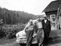 keskinen(1)  Eero Oksala (1.2.1921 - 12.4.2002), Olavi Virtanen ja Eeron setä Ali Oksala nojailevat Keskisen pihassa vuosimallin 1952 Standard Vanguard -autoon, jonka avatun oven takaa ikkunasta kurkistelee lapsi.