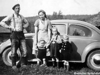 Image2  Ilmosten perhe: isä Taito (10.4.1924 - 11.8.2005), äiti Kerttu (o.s. Huusko, s. 24.6.1928) sekä lapset Seppo (s. 12.4.1952), Aulis (s. 10.12.1947) ja Teuvo (s. 22.11.1949) Ilmonen seisovat Kertun veljen Niilo Huuskon kuplavolkkarin edessä kotinsa Killilän pihassa. Vasemmalla aitta, oikealta näkyy navetan kattoa.