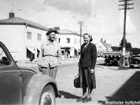 Image33  Timo Huusko (8.5.1888 - 22.6.1981) ja tyttärensä Kerttu Ilmonen (o.s. Huusko, s. 24.6.1928) seisovat Jämsän Keskuskadulla, vasemmalla puolella tietä Kenkäkauppa H. Kontio, sitten Sievälä ja vuoden 1926 maatalousnäyttelyyn tehty mallitalo Liisala