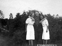 koivula(1)  Vasemmalta Koivulan Maire Tähtinen (myöhemmin Jaakkola, s. 1917), Rajalan Esa ja tunnistamaton nainen halailevat kättä kaulaa