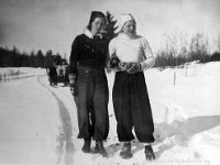 koivula(22)  Maire Tähtinen (myöhemmin Jaakkola, s. 1917) ja Helvi Rajala seisovat lumessa, takana hevosen vetämä reki, josta roikkuu talja, kyydissä oletettavasti Esa Rajala