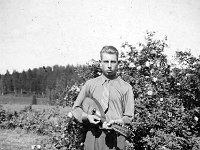koivula(39)  Martti Tähtinen (1.5.1918 - 31.1.1971) käsissään pieni kielisoitin (mandoliini?),