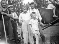 korpela(1)  Vasemmalta Timo, Arvi, Eero ja Ilmari Salonen, hevosen selässä Eeva Salonen. Edessä oleva poika on tuntematon.