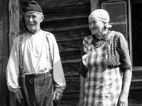 korpela(14)  Maria Jokinen (o.s. Huusko) eli Soukan Maija ja aviomiehensä Kustaa Jokinen seisovat mökkinsä Soukan edessä.