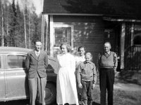 korpela(15)  Vasemmalta Eerland Salonen, Vieno Salonen, Lempi Salonen (o.s. Kuparinen, 15.10.1914 - 24.1.2005), Timo Salonen (poika) ja Lempin aviomies Timo Salonen (25.5.1911 - 3.8.1993)