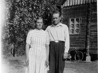 korpela(19)  Lempi Salonen (o.s. Kuparinen, 15.10.1914 - 24.1.2005) ja Timo Salonen (25.5.1911 - 3.8.1993)