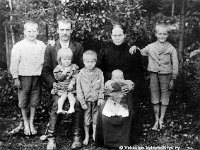 korpela(36)  Vekkulan Salosten kantaisät eli Olga ja Jahvet Salonen, jotka ostivat Lamminmäen tilan Juokslahden Ville Harhalalta 1903. Korpela lohkottiin edelleen Lamminmäestä 50-luvulla.