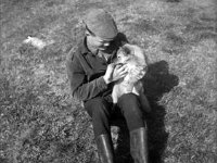 korpela(37)  Metsämiehen polku kutsuu n. 17-vuotiasta Korpelan Timoa  vuoden 1960 maissa. Koira on Penu. Aseet on jo hommattu!