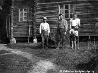korpela(5)  Tunnistamaton, Ilmari (26.4.1907 - 1.1.1970), Timo (25.5.1911 - 3.8.1993) ja Esko Salonen seisovat talon edessä