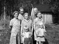 korpela(7)  Takana vasemmalta Eero (s. 1941) ja Timo Salonen(25.5.1911 - 3.8.1993). Keskellä vasemmalta Ida klimavisius (?), Helmi Salonen (o.s. Johansson, 11.2.1907 - 7.3.1985) ja Timon vaimo Lempi Salonen (o.s. Kuparinen, 15.10.1914 - 24.1.2005). Edessä vasemmalta lapset Pekka Salonen ja Kirsi Pajula