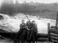 korpela  Uitolla Saakoskella kaulakkain istumassa vasemmalla Ali Lyytinen (keksi kädessä), keskellä Timo Salonen (25.5.1911 - 3.8.1993) ja oikealla Eino Reijonen