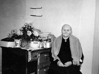 lamminmaki(82)  Rohjulan eli Lamminmäen vanha emäntä Olga Salonen (o.s. Huusko, 15.10.1876 - 6.3.1961) istuu huivi harteilla puuhellan vieressä,