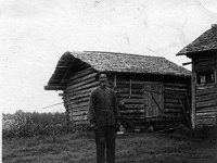 Image37  Leuhulan pihassa Kalle Kovanen (1882 - 1962, Vekkulan työväenyhdistyksen pj 1912 - 1918), oikealla Maria ja Kalle Maailman mökki