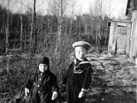 leuhula1  Vasemmalla Pauli Mäki (s. 24.6.1939) ja oikealla isoveljensä Jorma Mäki (s. 29.7.1935) teetetyssä merimiespuvussaan, kuvattuina isänpuoleisten isovahempiensa kodin pihalla.