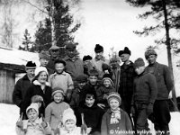 mannisto7  Pienviljelijäyhdistyksen hiihtokilpailut Männistöllä edestä vasemmalta siskokset Arja (s. 1958) ja Eija (s. 1959) Lehtinen, Pauli Laine (Arjan takana), Raija Laine (s. 1953), Hilkka Salminen, Pirkko Ilmonen (s. 11.9.1957),  Kari Laine (s. 1946, valkoinen raita ja tupsu pipossa), Aila Salminen (valkoinen hattu ja kaulukset), Teuvo Ilmonen (s. 22.11.1949), Eero Salonen (s. 1941), Antti Salminen, Kari Ilmonen (s. 19.2.1955), Jaakko Vuorinen (s. 1939), Lauri Salminen (3.12.1920 - 16.12.1975), Matti Rossi (2.5.1912 - 5.8.1978), takana Veikko Lehtinen  (s. 1933-k. 15.1.2015), Aulis Ilmonen (s. 10.12.1947), oletettavasti Ailan sisko Antero Salminen eli Kyykkälän Antero (ei Imppilän Antero Salminen), Paavo Lehtinen (27.6.1904 - 26.7.1986) eli Pitkälän Paavo, Jorma Suominen ja Taito Ilmonen (10.4.1924 - 11.8.2005).