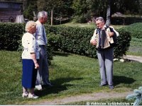 peltola(1)  Pauli Mäen eli Leuhulan Paulin 50-vuotisjuhlissa pihalla Eila Kerttu Mäki (o.s. Kortelainen, s. 1935). ja Pauli Mäki kuuntelevat Mikko Hakasen haitarinsoittoa