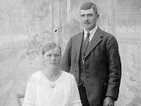 peltola(59)  Olga (o.s. Peltonen, 12.4.1901 - 12.1.1986) ja Hjalmar (19.11.1893 - 17.9.1964) Ahlgren kuvaamossa otetussa muotokuvassa. Sormuksia ei näy, mutta Olgalla lienee kaulassaan umpikuorinen kello --> voisi olla kihlalahja, siis kyseessä mahdollisesti kihlakuva.
