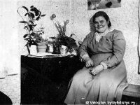 peltola(74)  Ida Hakanen (o.s. Lehtinen, 20.3.1902 - 21.2.1955) 50-vuotispäivänään istuu piirongin vieressä