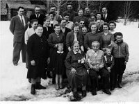 pullila(7)  Villen 90-vuotispäivä. Mäenpään Ville ja Alina eli Ville (s. 1869) ja Alina (s. 1876, o.s. Helminen) Siven edessä, ilmeisesti jonkin juhlan kohteena. Takana vasemmalta Lauri Sneck, Lauri Salminen (3.12.1920 - 16.12.1975), Kalle Suominen, Tauno Parta, Otto Salminen  (10.6.1891 - 2.9.1959), Toivo Virtanen. 2. rivi: Kyllikki Ahlgren (myöhemmin Rantanen, s. 6.12.1927), Helena Vuorinen, Kyllikin äiti Olga Ahlgren (o.s. Peltonen, 12.4.1901 - 12.1.1986), Marjatta Laitinen sylissään tyttärensä Vuokko Laitinen 3. rivi: Kaino Parta, Katri Salminen (o.s. Salonen, s. 1899), Olga Suominen, Kerttu Salminen (o.s. Karvonen?, 7.6.1921 - 12.11.1981), Kerttu Ilmonen (o.s. Huusko, s. 24.6.1928), Toini Sneck (o.s. Salonen). 4. rivi. Olga Salminen  (o.s. Lindroos, 31.3.1900 - 18.3.1969), Anna Suominen, Lilli Silvan, Ida Koskinen, Villen ja Alinan tyttärentytär Aino Silvan (o.s. Koskinen), tunnistamaton Edessä lapset: Marjatan tytär Marja-Liisa Laitinen (s. 1950 tai 1951), tunnistamaton ja Antti Salminen