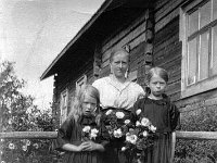 pullila(76)  Hilma Amanda Lehtinen (o.s. Tihilä, 27.11.1890 - 8.1.1956) Margareetan ja Mairen kanssa Pullilan pihassa