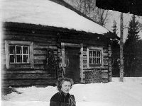 silmala(4)  Anna Ponkkala (Laine)s. 1925. istuu lumisella pihalla,