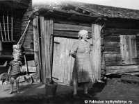 silmala(45)  Kerttu Laine (o.s. Oksanen, 2.6.1925 - 20.12.2001) ja poikansa Matti Laine (s. 1956) Silmälän pihassa 1825 rakennetun aitan edessä