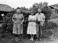 Vuorenpaa(39)  Vasemmalla Iita (Ida?) Vuorinen  (o.s. Lamminmäki, s. 1899)?